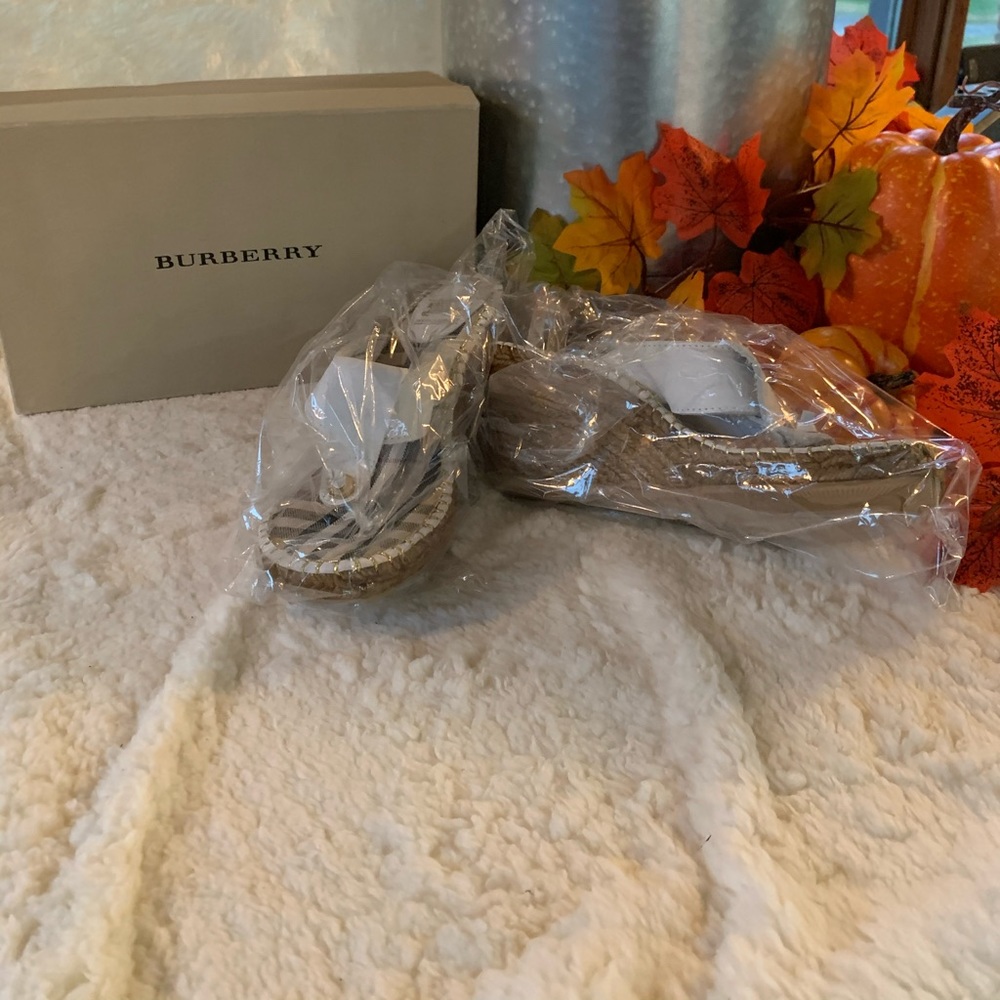 NWT Burberry White Espadrille Thong Wedge Sandal
